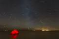 Метеорный поток Геминиды, наблюдавшийся в 2018 над озером в Эрен-Хото (Внутренняя Монголия, Китай)