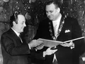 Джорджо Бассани получает премию Нелли Закс в 1969 в Дортмунде из рук обер-бургомистра Генриха Зондермана