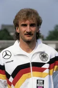 Нападающий сборной Германии по футболу Руди Фёллер. 1990