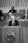 Председатель Верховного Совета РСФСР Борис Ельцин делает заявление о выходе из КПСС на XXVIII съезде