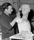 Джеймс Батлер за работой над скульптурой Джона Леннона. 1968