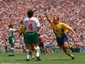 Томас Бролин открывает счёт в матче между сборными Швеции и Болгарии за третье место на чемпионате мира. Стадион «Роуз Боул», Пасадина. 1994