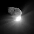 Комета Темпеля 1 (9Р/Tempel 1). Вид с космического аппарата «Deep Impact» в момент соударения с ней выпущенного снаряда