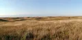 Типичная степь на волнистой моренной равнине в северной части плато Миссури (штат Северная Дакота, США). Плато Миссури