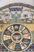 Моисей и десять заповедей. Двенадцать колен Израилевых. Дверь художественной галереи Oil Press в еврейском квартале Старого города Иерусалима