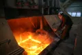 Рабочий у электролизера в цехе электролиза на Хакасском алюминиевом заводе. 2012