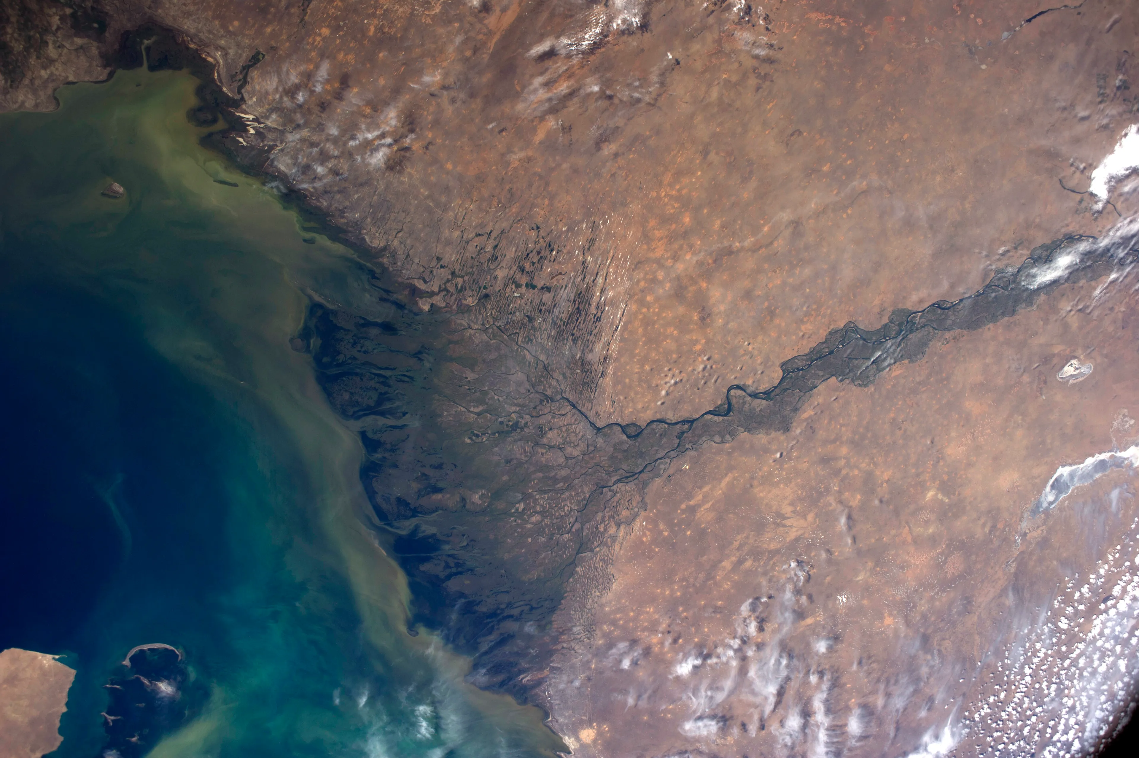 Космический снимок Дельта реки Волга
