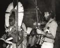 Стивен Фельд записывает на диктофон обряд племени калули. Папуа-Новая Гвинея. 1982