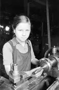 Молодая работница одного из ленинградских заводов, токарь 3-го разряда Вера Тихова, дочь фронтовика, за работой. Август 1943