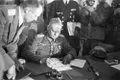 Бывший начальник Верховного главнокомандования Вермахта Вильгельм Кейтель подписывает Акт о безоговорочной капитуляции 