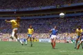 Полузащитник сборной Бразилии Зико забивает гол в матче 1/4 финала против сборной Франции. Гвадалахара. 1986
