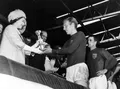 Королева Елизавета II поздравляет игроков сборной Англии с победой на чемпионате мира по футболу. Стадион «Уэмбли», Лондон. 1966