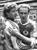 Игроки сборной Германии Харальд Шумахер и Карл-Хайнц Румменигге в финальном матче чемпионата мира по футболу. Мехико. 1986