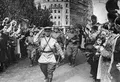 Жители Белграда встречают советских солдат, освободивших город от немецких захватчиков. 25 октября 1944