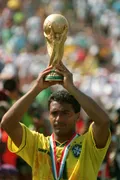 Нападающий сборной Бразилии Ромарио поднимает Кубок чемпиона мира по футболу. Пасадина. 1994