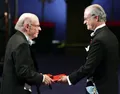 Ирвин Роуз получает Нобелевскую премию по химии от короля Швеции Карла XVI Густава. 2004