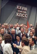 Президент СССР Михаил Горбачёв общается с делегатами XXVIII съезда КПСС