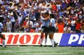 Игроки сборной Аргентины празднуют гол во время матча чемпионата мира по футболу против сборной Болгарии. Мехико. 1986