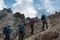 Группа туристов на Камчатке совершает восхождение в кратере действующего вулкана
