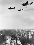 Советские пикирующие бомбардировщики Пе-2 наносят бомбовый удар по Бреслау. 1945