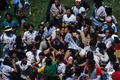 Диего Марадона с игроками сборной Аргентины и болельщиками празднует победу в финале чемпионата мира по футболу. Мехико. 1986