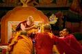 Далай-лама XIV благословляет священные предметы