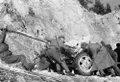 Советские артиллеристы поднимают в гору пушку на склонах Карпат. Осень 1944