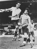 Борьба за мяч между игроком сборной Аргентины Энрике Гайнсарайном и игроком сборной Уругвая Хосе Насасси в финальном матче IX летних Олимпийских игр. Амстердам. 1928