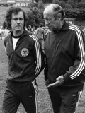 Футболист Франц Беккенбауэр и тренер Хельмут Шён во время тренировки сборной Германии на чемпионате мира на футболу. 1974