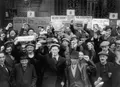Сторонники Народного фронта на фоне предвыборных плакатов. Франция. Апрель 1936