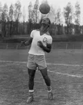 Полузащитник сборной Бразилии по футболу Диди на тренировке. 1950-е гг.