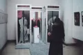 Художница Сяо Лу стреляет в собственную инсталляцию «Диалог» на выставке «Китай/Авангард»