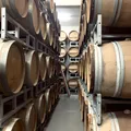 Применение автолиза в производстве вина на винокурне.
