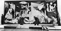 Монтаж картины «Герника» Пабло Пикассо (1937) для выставки в Муниципальном музее Амстердама. 1956