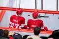 Майкл Фролик и Флоран Дуэ («Лозанна») сидят на скамейке штрафников во время матча Швейцарской национальной лиги. 2021