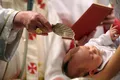 Папа Бенедикт XVI крестит новорождённого в Сикстинской капелле, Ватикан. 10 января 2010