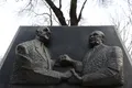 Памятник в честь 50-летия перемирия между Францией и Германией (рукопожатие деГолля и Аденауэра), Берлин. 2013