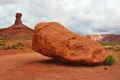 Песчаниковый валун в Долине Богов (штат Юта, США)