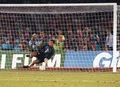 Вратарь сборной Аргентины Серхио Гойкочеа отбивает пенальти полузащитника сборной Италии Роберто Донадони во время серии пенальти в матче 1/2 финала чемпионата мира по футболу. Неаполь. 1990