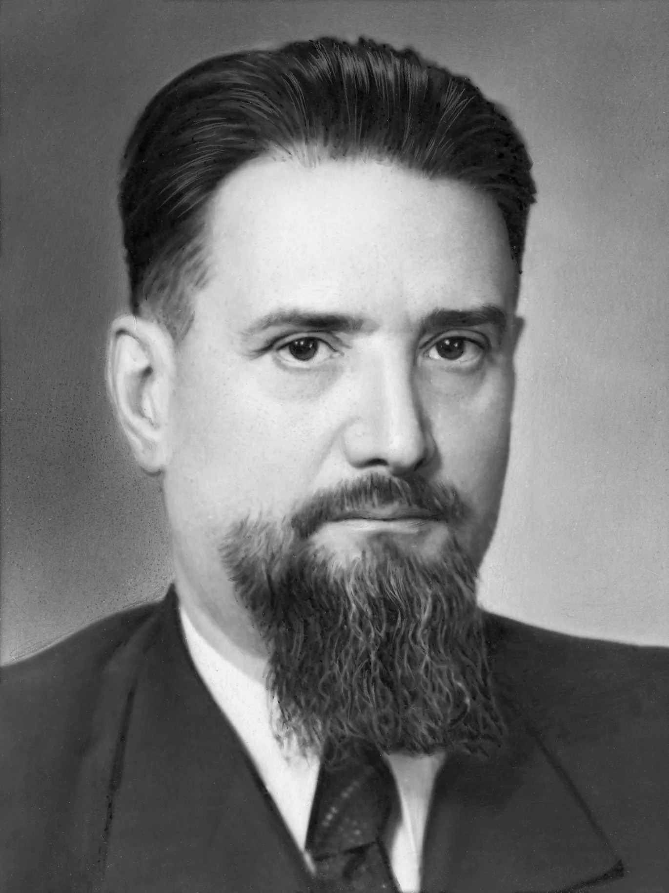Советский физик отец. Портрет Курчатова.
