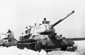 Ранние танки Т-34-85 с пушками Д-5Т из состава танковой колонны «Дмитрий Донской» на марше. Весна 1944
