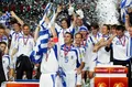 Сборная Греции празднует победу на чемпионате Европы по футболу. Стадион «Эштадиу да Луш», Лиссабон. 2004