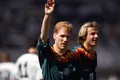 Игроки сборной Германии Юрген Клинсман и Маттиас Заммер во время футбольного матча. 1990-е гг.