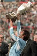 Энцо Франческоли поднимает Кубок Америки по футболу после победы в финальном матче чемпионата над сборной Бразилии. Монтевидео. 1995