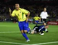 Нападающий сборной Бразилии Роналдо празднует гол во время финального матча чемпионата мира по футболу против сборной Германии. Иокогама (Япония). 2002