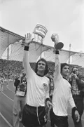 Игроки сборной Германии Вольфганг Оверат и Герд Мюллер празднуют победу в чемпионате мира по футболу. Мюнхен. 1974