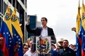 Хуан Гуайдо, провозглашённый временным главой Венесуэлы, выступает на демонстрации протеста против президента Николаса 