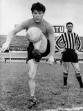 Нападающий сборной Аргентины по футболу Омар Сивори. 1957