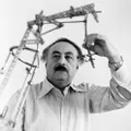 Гавриил Илизаров демонстрирует созданный им аппарат. 1983