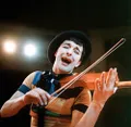 Леонид Енгибаров исполняет репризу со скрипкой. 1964